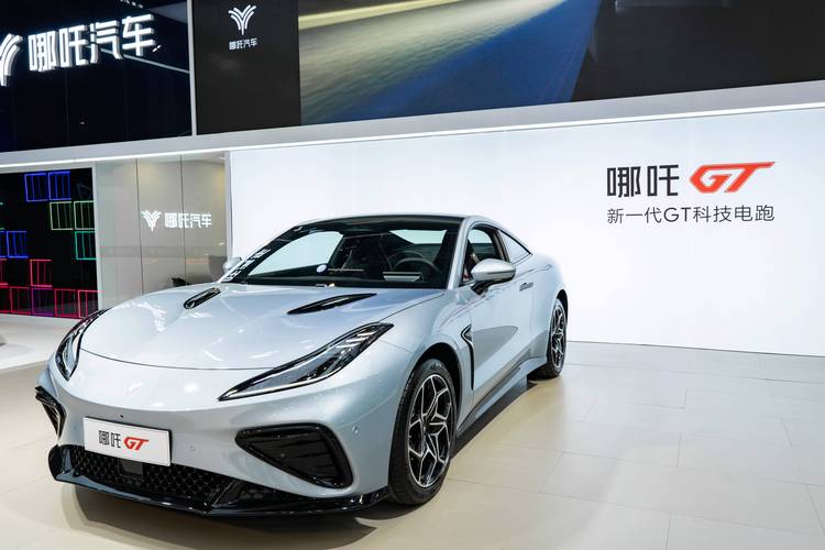 广州310哪吒汽车在智能汽车领域的表现，领途汽车在新能源汽车市场中的影响力